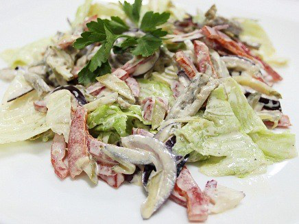 Салат с говядиной и красным луком